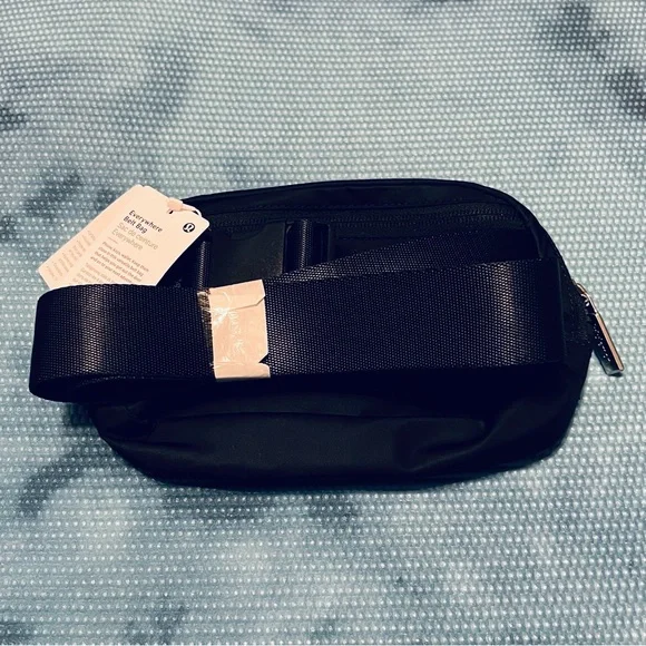 Lululemon Everywhere Belt Bag Black 1L - Picture 3 of 8